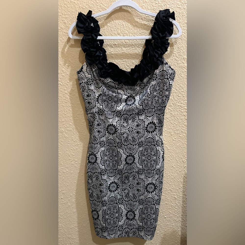 Maggy London Party Knee Length Black & White Satiny Sheath Dress Size 8